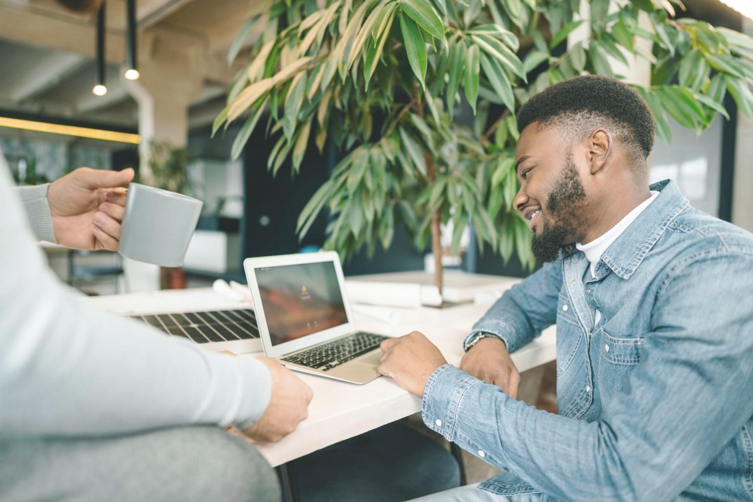 Студент работает над проектом цветокоррекции