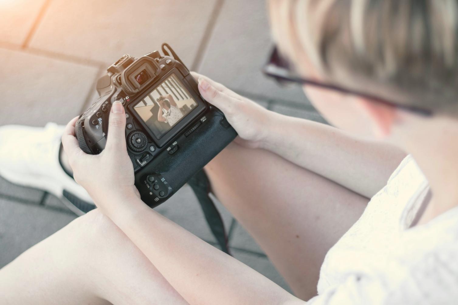 Студенты работают над проектами цифрового редактирования